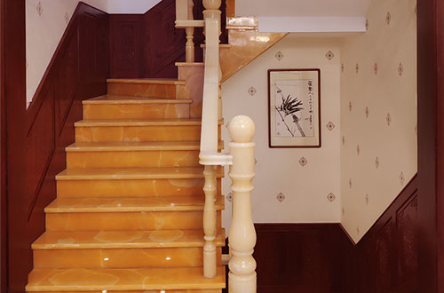 泽州中式别墅室内汉白玉石楼梯的定制安装装饰效果